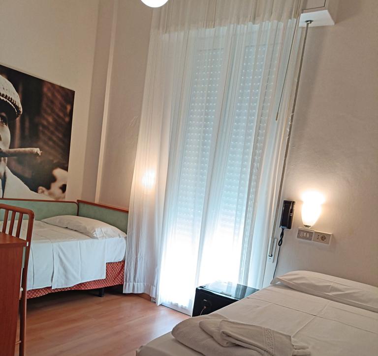 Zimmer mit zwei Betten, natürliches Licht, Wanddekoration.